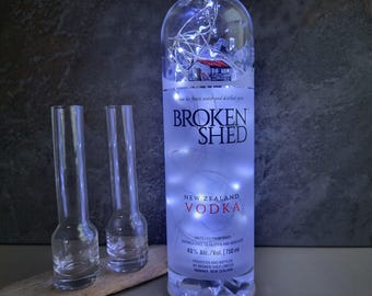 Lámpara de botella de vodka neozelandesa – Luz LED de cobertizo roto