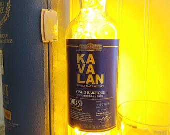 Lámpara con forma de botella de whisky Kavalan – Licor taiwanés, luz LED y caja azul