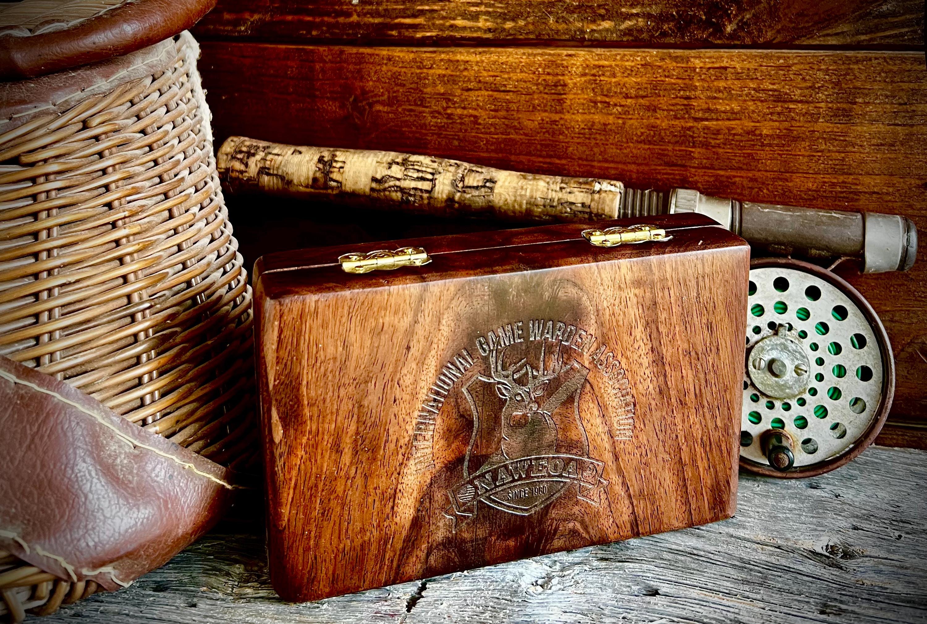 Boîte de pêche à la mouche fabriquée à la main en bois de noyer, gravée - France