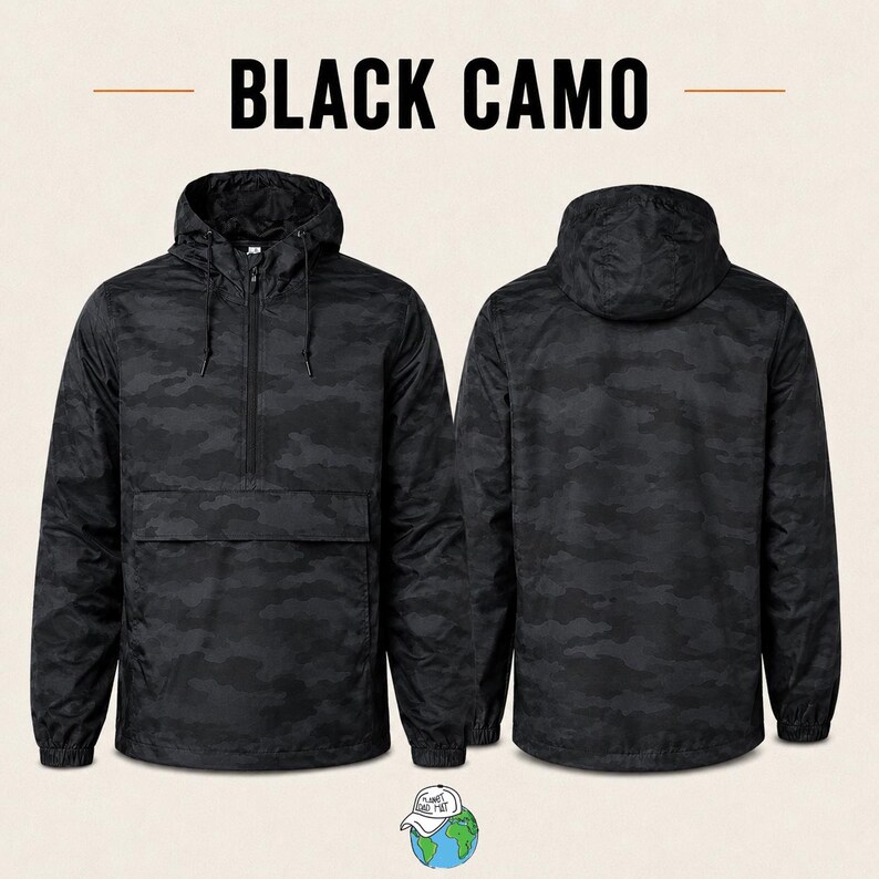 Puede incluir: Una chaqueta cortavientos tipo pullover en color negro con estampado de camuflaje, capucha con cordones, cierre de media cremallera y un bolsillo frontal horizontal. La imagen muestra la parte delantera y trasera con el texto BLACK CAMO.