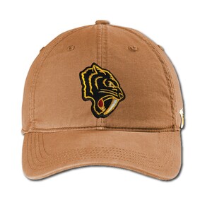 Puede incluir: Una gorra de b&eacute;isbol marr&oacute;n con una imagen bordada en negro y dorado de un tigre dientes de sable en la parte delantera.