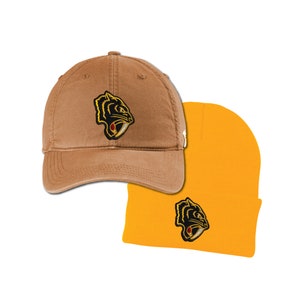 Puede incluir: Dos gorras con un gr&aacute;fico de cabeza de pantera negra. Una gorra es una gorra de b&eacute;isbol marr&oacute;n y la otra es una boina amarilla.