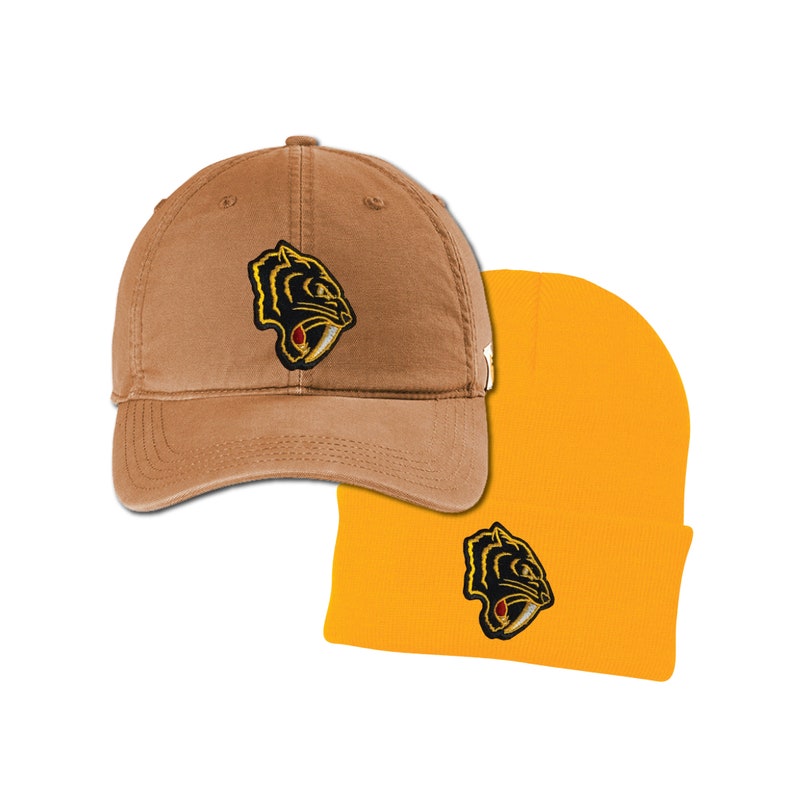 Puede incluir: Dos gorras con un gr&aacute;fico de cabeza de pantera negra. Una gorra es una gorra de b&eacute;isbol marr&oacute;n y la otra es una boina amarilla.