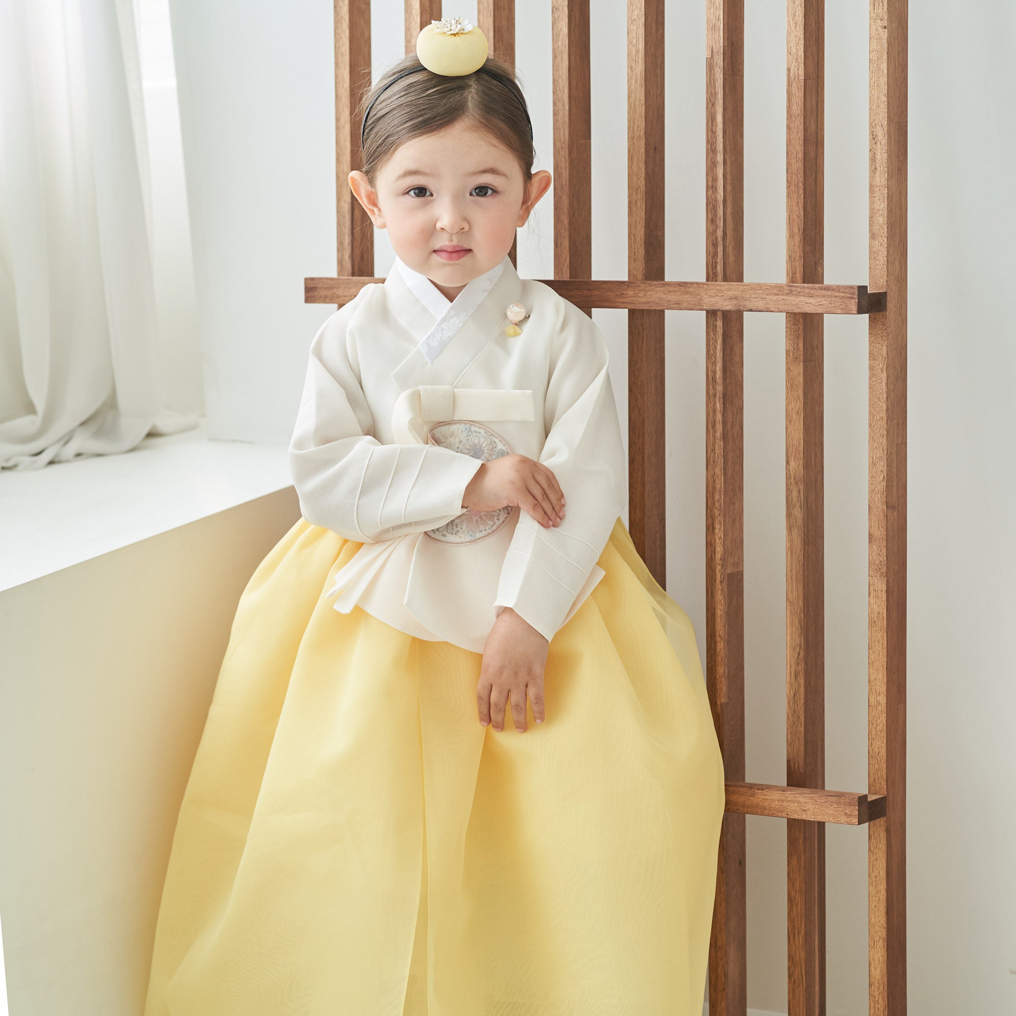 A Korean girl wearing the hanbok (in South Korea) or Chosŏn-ot (in North  Korea), the traditional Korean clothes. 