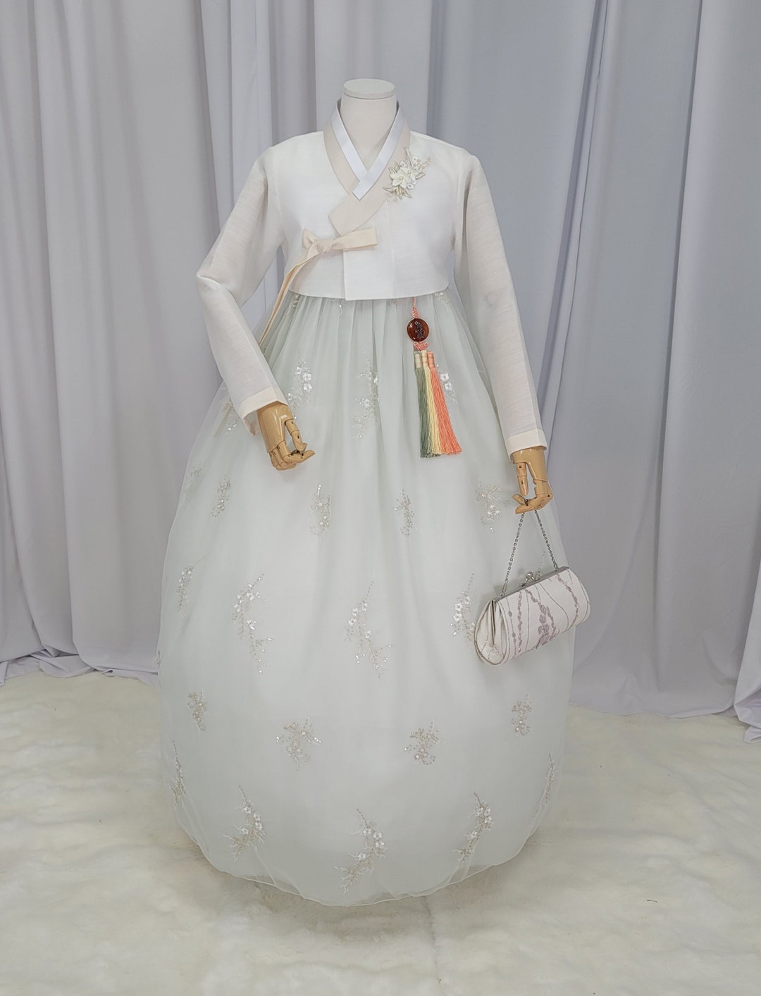 Hanbok: L'abito Tradizionale Coreano Rimasto Pressoché Uguale Nei Suoi 1 600 Anni Di Storia