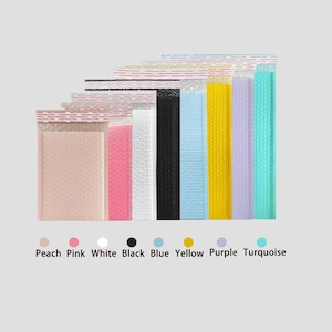Puede incluir: Una colecci&oacute;n de sobres de burbujas de colores en melocot&oacute;n, rosa, blanco, negro, azul, amarillo, morado y turquesa. Cada sobre tiene una tira adhesiva autoadhesiva y un forro de burbujas protector. Los colores est&aacute;n etiquetados debajo.