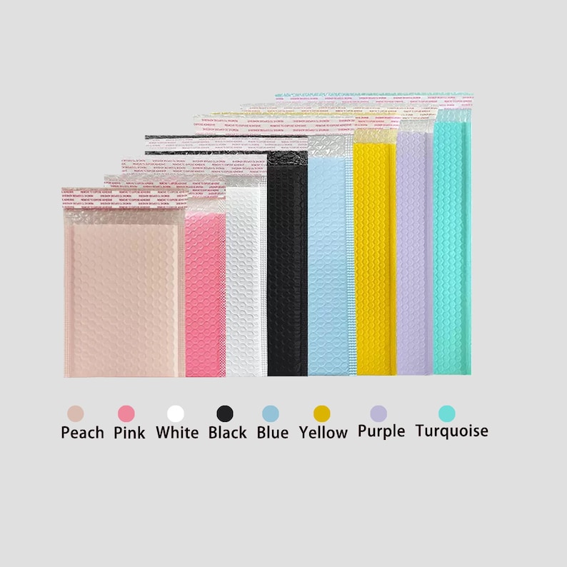 Puede incluir: Una colecci&oacute;n de sobres de burbujas de colores en melocot&oacute;n, rosa, blanco, negro, azul, amarillo, morado y turquesa. Cada sobre tiene una tira adhesiva autoadhesiva y un forro de burbujas protector. Los colores est&aacute;n etiquetados debajo.