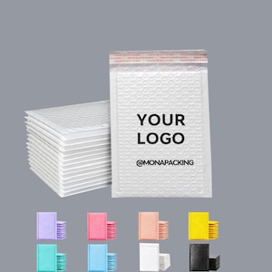 Puede incluir: Sobres de burbujas blancos con el texto "YOUR LOGO" y "@MONAPACKING". Una pila de sobres de burbujas blancos está a la izquierda. Debajo hay varios sobres de burbujas de colores en morado, rosa, melocotón, amarillo, turquesa, azul, blanco y negro.