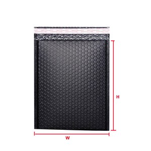 Puede incluir: Sobre de burbujas negro con una tira adhesiva autosellante. El sobre tiene una superficie texturizada con un patr&oacute;n de peque&ntilde;os c&iacute;rculos espaciados uniformemente. Las dimensiones se indican con l&iacute;neas rojas etiquetadas como "H" y "W".