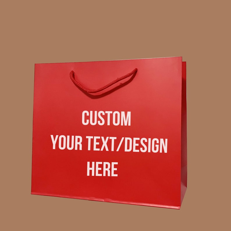 Puede incluir: Bolsa de papel roja con texto blanco que dice "CUSTOM YOUR TEXT/DESIGN HERE".