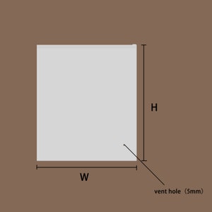 Op de afbeelding: Een rechthoekige, halfdoorzichtige plastic opbergzak met een ritssluiting aan de bovenkant. Het diagram bevat labels voor breedte W en hoogte H, en wijst naar een klein rond ventilatiegat met het tekstlabel vent hole (5mm).