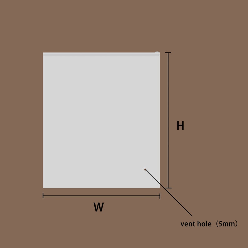 Op de afbeelding: Een rechthoekige, halfdoorzichtige plastic opbergzak met een ritssluiting aan de bovenkant. Het diagram bevat labels voor breedte W en hoogte H, en wijst naar een klein rond ventilatiegat met het tekstlabel vent hole (5mm).