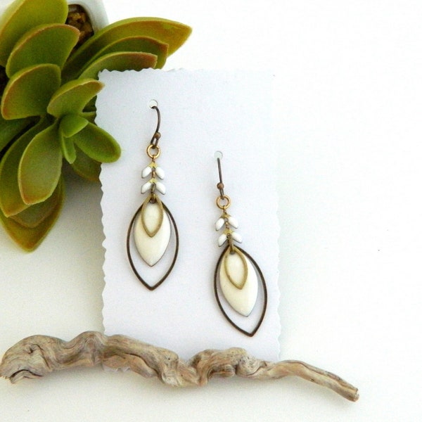 Boucles d'oreilles émail blanc et laiton bronze