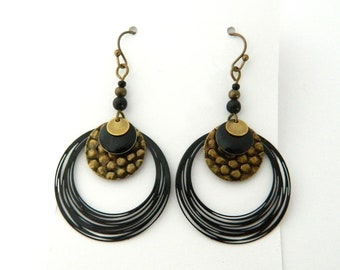 Schwarze und bronzefarbene Ohrringe im Ethno-Stil