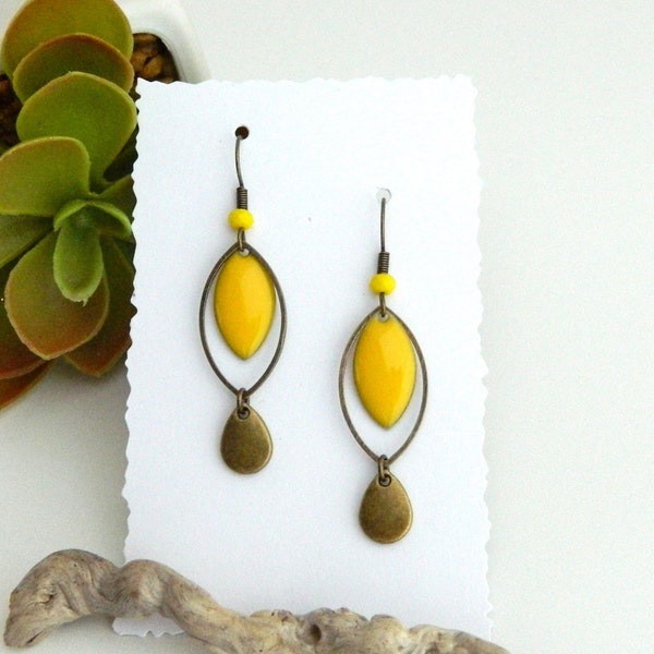 Boucles jaune vif, goutte bronze