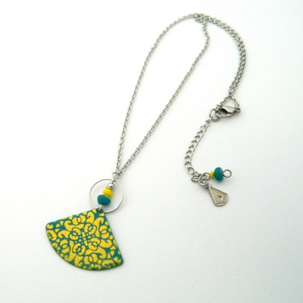 Collier motif vert émeraude et jaune