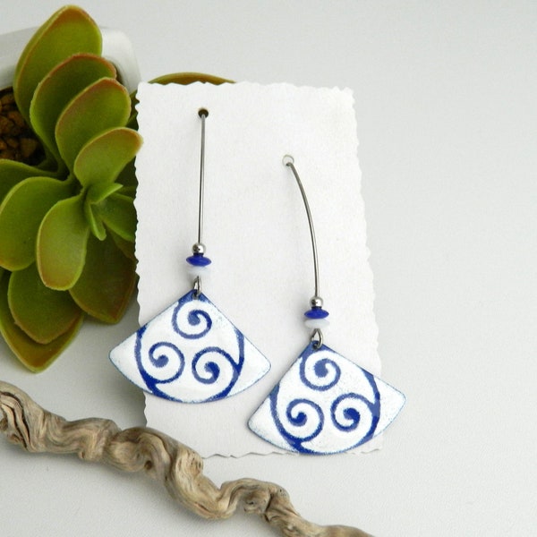 Boucles d'oreilles éventails bleu marine et blanc