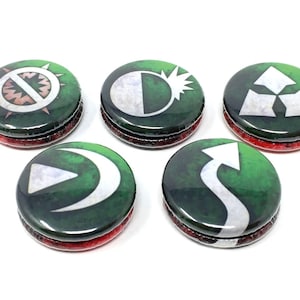 Peut inclure: Cinq boutons ronds verts et blancs avec différents symboles. Les symboles sont un cercle avec une ligne en dents de scie qui le traverse, un demi-cercle avec une explosion, un triangle avec trois flèches, un croissant de lune avec un triangle et une flèche courbe.