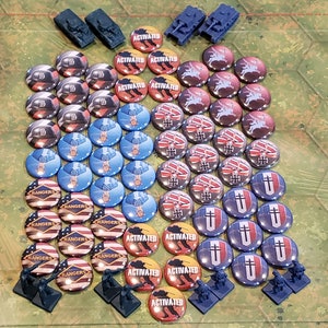 Può includere: Una collezione di pedine da gioco per un gioco da tavolo. Le pedine sono rotonde e presentano vari disegni, tra cui le parole "Attivato" e "Rangers". Ci sono anche pedine con un design rosso, bianco e blu, e pedine con un design rosso, bianco e blu con una croce.