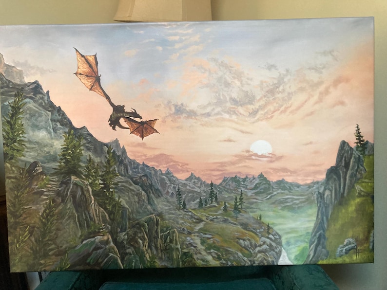 K&ouml;nnte beinhalten: Ein Gem&auml;lde, das einen Drachen zeigt, der bei Sonnenuntergang &uuml;ber einem Gebirge fliegt. Der Drache hat braune und orangefarbene Fl&uuml;gel und einen schwarzen K&ouml;rper. Die Berge sind gr&uuml;n und braun, und der Himmel ist in sanftem Rosa und Orange gehalten.