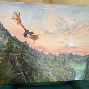K&ouml;nnte beinhalten: Ein Gem&auml;lde, das einen Drachen zeigt, der bei Sonnenuntergang &uuml;ber einem Gebirge fliegt. Der Drache ist braun und golden mit einem langen Schwanz und Fl&uuml;geln. Die Berge sind gr&uuml;n und braun mit einem Fluss, der durch sie flie&szlig;t. Der Himmel ist in sanftem Rosa und Orange mit Wolken.