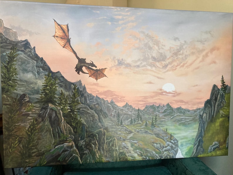 K&ouml;nnte beinhalten: Ein Gem&auml;lde, das einen Drachen zeigt, der bei Sonnenuntergang &uuml;ber einem Gebirge fliegt. Der Drache ist braun und golden mit einem langen Schwanz und Fl&uuml;geln. Die Berge sind gr&uuml;n und braun mit einem Fluss, der durch sie flie&szlig;t. Der Himmel ist in sanftem Rosa und Orange mit Wolken.