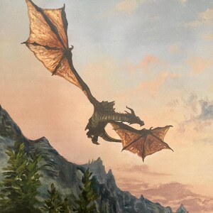 K&ouml;nnte beinhalten: Ein gr&uuml;ner Drache mit braunen Fl&uuml;geln fliegt &uuml;ber eine Bergkette mit einem rosa und orangefarbenen Sonnenuntergang im Hintergrund.
