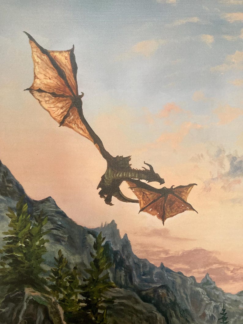 K&ouml;nnte beinhalten: Ein gr&uuml;ner Drache mit braunen Fl&uuml;geln fliegt &uuml;ber eine Bergkette mit einem rosa und orangefarbenen Sonnenuntergang im Hintergrund.