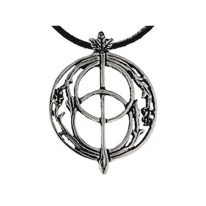 Könnte beinhalten: Silberner Anhänger mit einer Friedenskette mit einem Schwert und einem Blattdesign. Der Anhänger befindet sich an einer schwarzen Schnur.