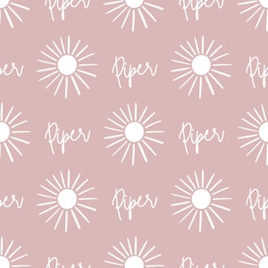 Peut inclure: Un motif sans couture avec des soleils blancs et le nom "Piper" répété sur un fond rose clair.