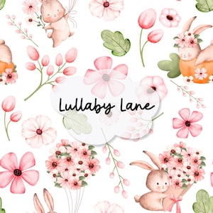 以下が含まれることがあります： ウサギ、花、葉の水彩画のシームレスパターン。パターンはピンク、グリーン、ホワイトのカラーで構成されています。テキスト「Lullaby Lane」は白い雲の形で書かれています。