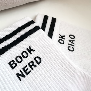 Personalisierte weiße Socken, Tennissocken, mit schwarzen Streifen, individuelle Socken, mein Text, Geschenk, personalisierbar, Socks Bild 1