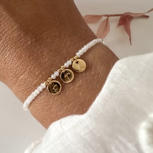 Pulsera de cristal con iniciales redondas, personalizable, letra personalizada, grabado, regalo de cristal para mamá, dijes redondos dorados personalizados