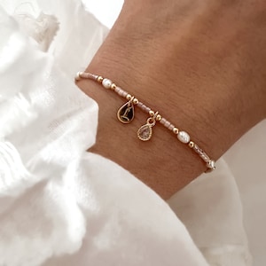 pulsera de perlas con delicadas iniciales, grabado, perlas de agua dulce, personalizable, carta, amistad, carta, regalo mamá, familia, amor