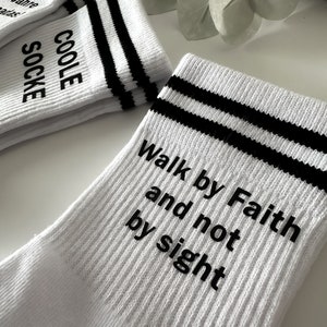 Personalisierte weiße Socken, Tennissocken, mit schwarzen Streifen, individuelle Socken, mein Text, Geschenk, personalisierbar, Socks Bild 9