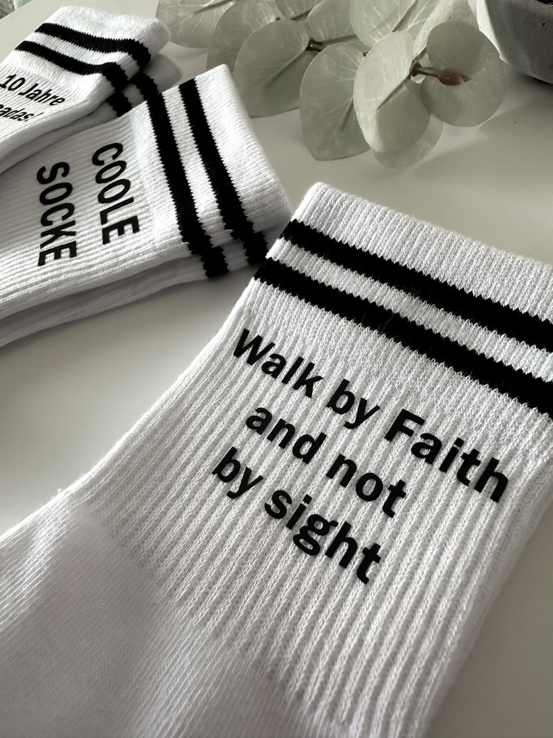 Personalisierte weiße Socken, Tennissocken, mit schwarzen Streifen, individuelle Socken, mein Text, Geschenk, personalisierbar, Socks Bild 9