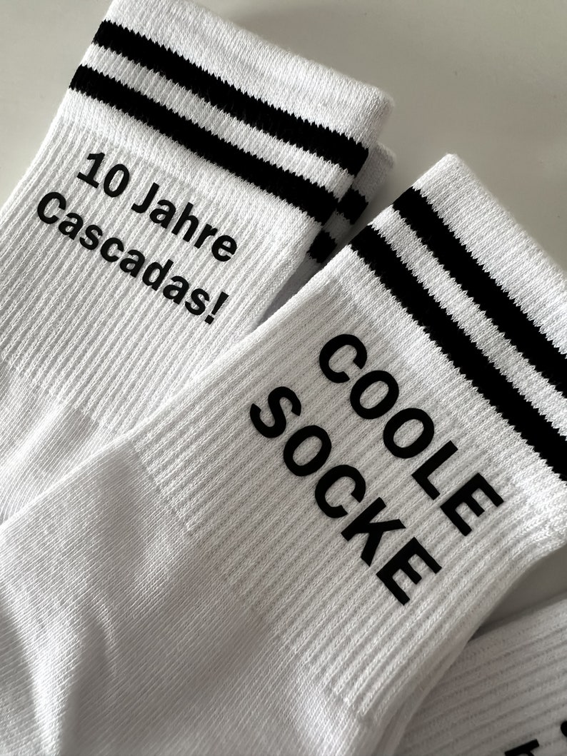 Personalisierte weiße Socken, Tennissocken, mit schwarzen Streifen, individuelle Socken, mein Text, Geschenk, personalisierbar, Socks Bild 5