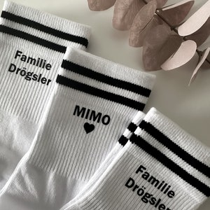 Personalisierte weiße Socken, Tennissocken, mit schwarzen Streifen, individuelle Socken, mein Text, Geschenk, personalisierbar, Socks Bild 7