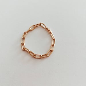 Puede incluir: Un anillo de cadena de oro con un peque&ntilde;o acento de cuentas.