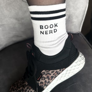 Personalisierte weiße Socken, Tennissocken, mit schwarzen Streifen, individuelle Socken, mein Text, Geschenk, personalisierbar, Socks Bild 3