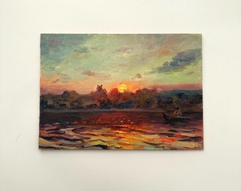 Könnte beinhalten: Ein Gemälde, das einen Sonnenuntergang über einem Gewässer mit einem kleinen Boot im Vordergrund zeigt. Der Himmel ist eine Mischung aus Blau, Lila und Orange, und das Wasser ist tiefrot. Die Sonne geht hinter einer Baumreihe am Horizont unter.