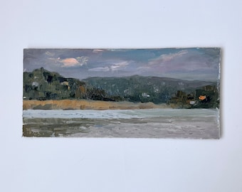 Könnte beinhalten: Ein kleines Ölgemälde, das eine Landschaft mit einem Gewässer im Vordergrund, einer Baumreihe im Mittelgrund und einem bewölkten Himmel im Hintergrund zeigt.
