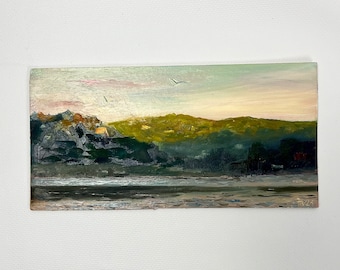 Könnte beinhalten: Ein Gemälde, das eine Landschaft mit einem kleinen Haus auf einem Hügel, einem Gewässer im Vordergrund und einem hellblauen Himmel mit rosa Wolken zeigt. Zwei Vögel fliegen am Himmel.