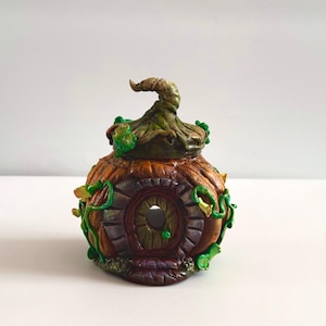 Pot cottage citrouille – Récipient maison de fée fait main, décoration automne, pot de bonbons d'Halloween, citrouille fantaisiste en argile polymère