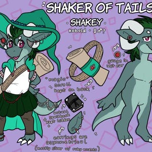Op de afbeelding: Een digitale illustratie van een groen kobold-personage genaamd "Shakey", die een groene hoed, een groen shirt, een bruine riem, een groene rok en een groene cape draagt. Het personage houdt een rol en heeft een boek in zijn riem. Het personage heeft een oorring in zijn linker oor en asymmetrische oorbellen. De illustratie bevat tekst die "Shaker of Tails" en "magic scroll kept on back" zegt.