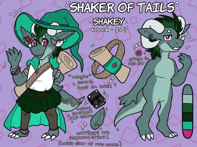 Op de afbeelding: Een digitale illustratie van een groen kobold-personage genaamd "Shakey", die een groene hoed, een groen shirt, een bruine riem, een groene rok en een groene cape draagt. Het personage houdt een rol en heeft een boek in zijn riem. Het personage heeft een oorring in zijn linker oor en asymmetrische oorbellen. De illustratie bevat tekst die "Shaker of Tails" en "magic scroll kept on back" zegt.