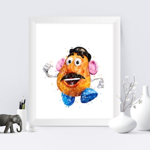 Può includere: Un dipinto ad acquerello di Mr. Potato Head della serie Toy Story. È raffigurato con un corpo marrone, orecchie rosa, un cappello nero e un vestito blu e bianco. Sta sorridendo e ha i baffi.