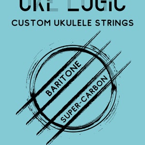 以下が含まれることがあります： 「UKE LOGIC」と「CUSTOM UKULELE STRINGS」のテキストが書かれた白黒のグラフィックデザイン。画像の中央には、「BARITONE」と「SUPER-CARBON」のテキストが書かれた円があります。画像の下部には、「BE UNIQUE. BE CREATIVE. USE LOGIC.」のテキストがあります。