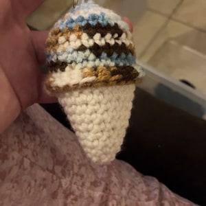 Llavero de cono de helado de ganchillo