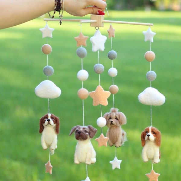 Op maat gemaakte vilten babymobiel. Kwekerij vilten mobiel met honden. Individuele, gepersonaliseerde mobiel op maat met dieren. Babyshower cadeau.